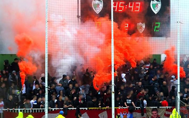 Stadiona buraxılan azarkeşlər sosial məsafəyə əməl etmədilər